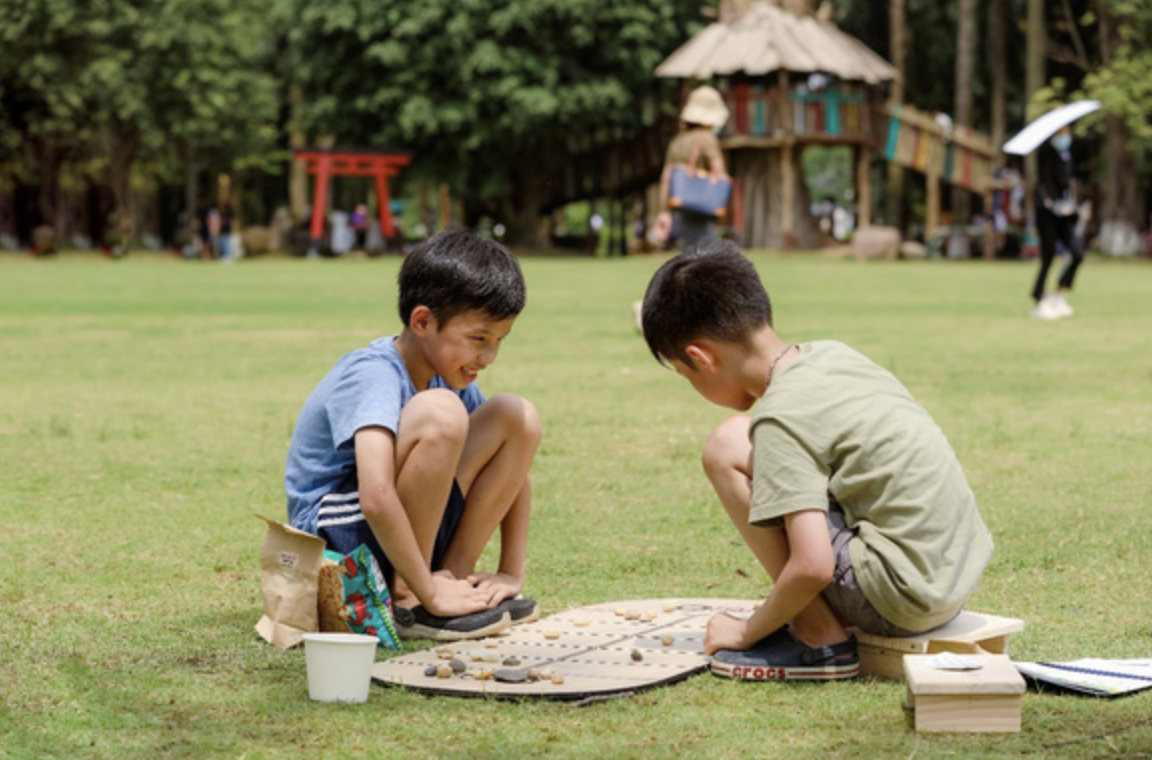 Tranh thiếu nhi vui chơi ngoài trời: bé thả diều, chạy nhảy trên đồng cỏ xanh.