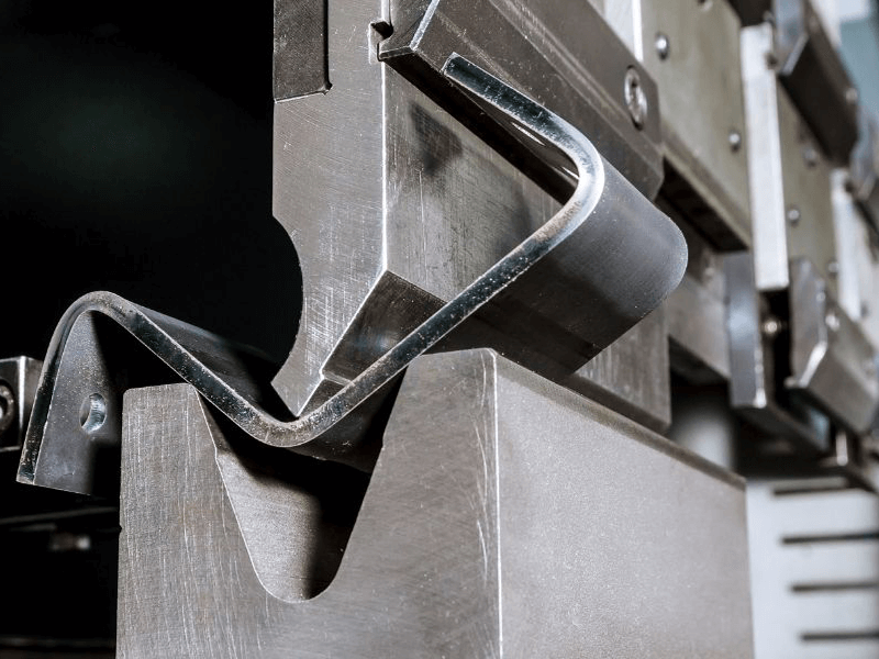 Thử thách vẽ tranh tĩnh vật chì với các vật thể có chất liệu phức tạp như thủy tinh và kim loại