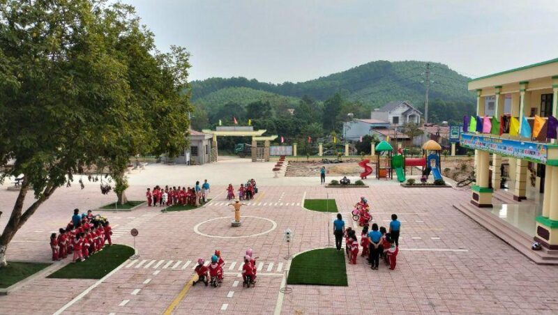 Sáng Tạo Với Tranh Vẽ Về Đội Mũ Bảo Hiểm An Toàn Tranh vẽ trẻ em vui vẻ đội mũ bảo hiểm khi tham gia giao thông an toàn chất lượng cao