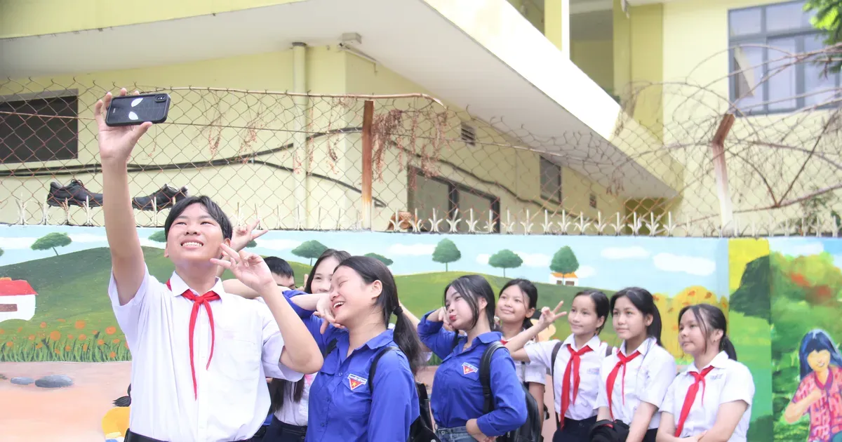 Tranh vẽ trò chơi dân gian ô ăn quan đầy màu sắc và sống động