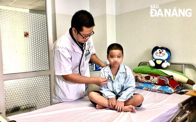 Bức vẽ tranh ước mơ làm bác sĩ với hình ảnh người thầy thuốc tận tâm chăm sóc bệnh nhân nhỏ tuổi