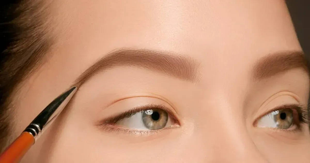 Minh họa các bước xác định điểm đầu, đỉnh và đuôi chân mày để tạo dáng mày phẩy sợi cân đối