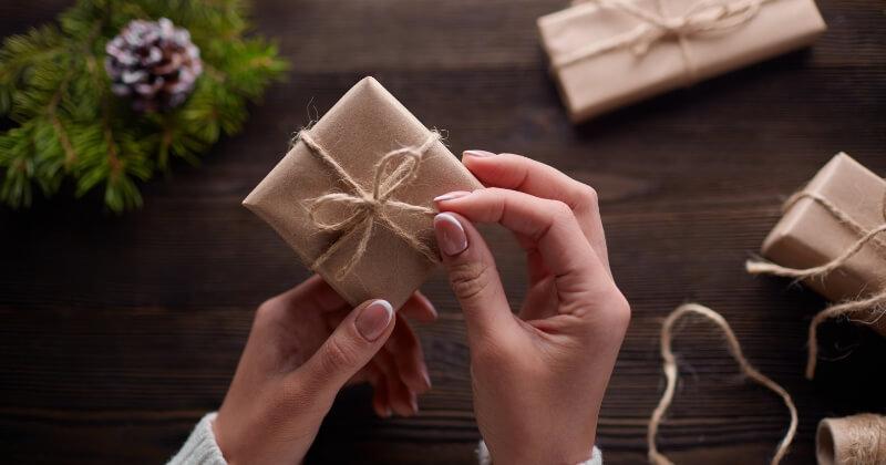 Bí Quyết Trang Trí Khung Tranh Vẽ Đẹp Mắt Ấn Tượng Ý tưởng trang trí khung tranh vẽ tay bằng các vật liệu tự nhiên như cành cây khô, vỏ sò độc đáo