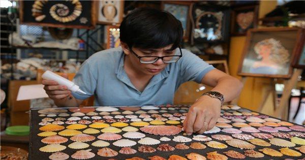 Tuyệt Chiêu Cách Trang Trí Tranh Vẽ Nâng Tầm Không Gian Những ý tưởng trang trí tranh vẽ sáng tạo như đặt trên kệ kết hợp đồ vật mang lại sự mới mẻ cho ngôi nhà
