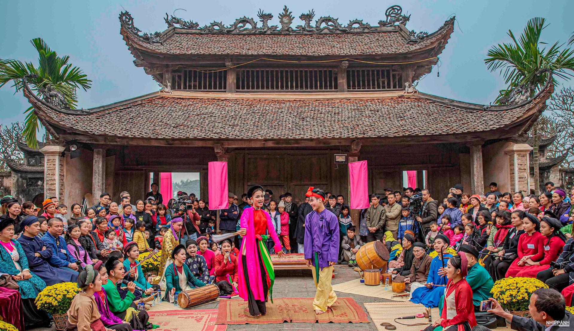 Ý tưởng vẽ tranh lễ hội cồng chiêng Tây Nguyên độc đáo với góc nhìn sáng tạo và hiện đại