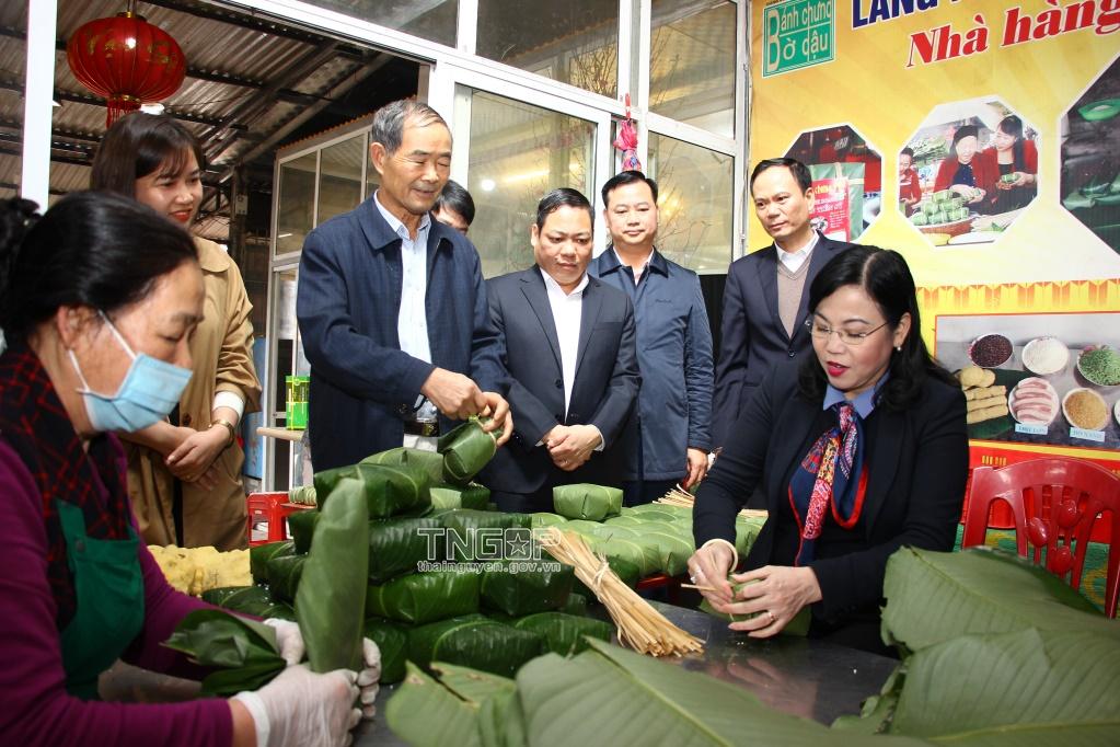 Ý tưởng vẽ tranh cận cảnh đôi bàn tay khéo léo gói bánh chưng ngày Tết Việt Nam