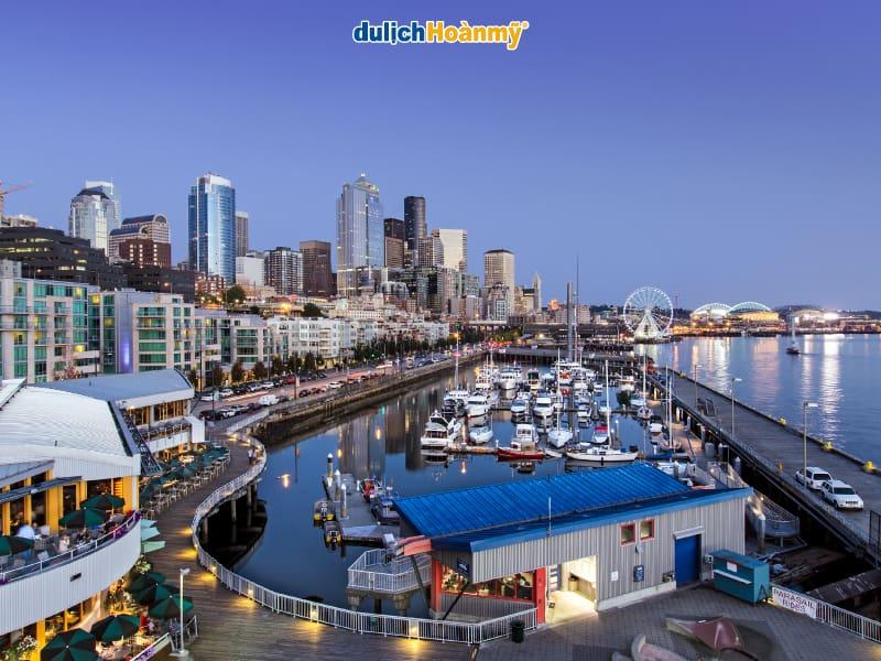 Ý tưởng vẽ tranh phố cổ tập trung vào các chi tiết nhỏ như chậu hoa, xe đạp cũ làm bức tranh thêm sống động