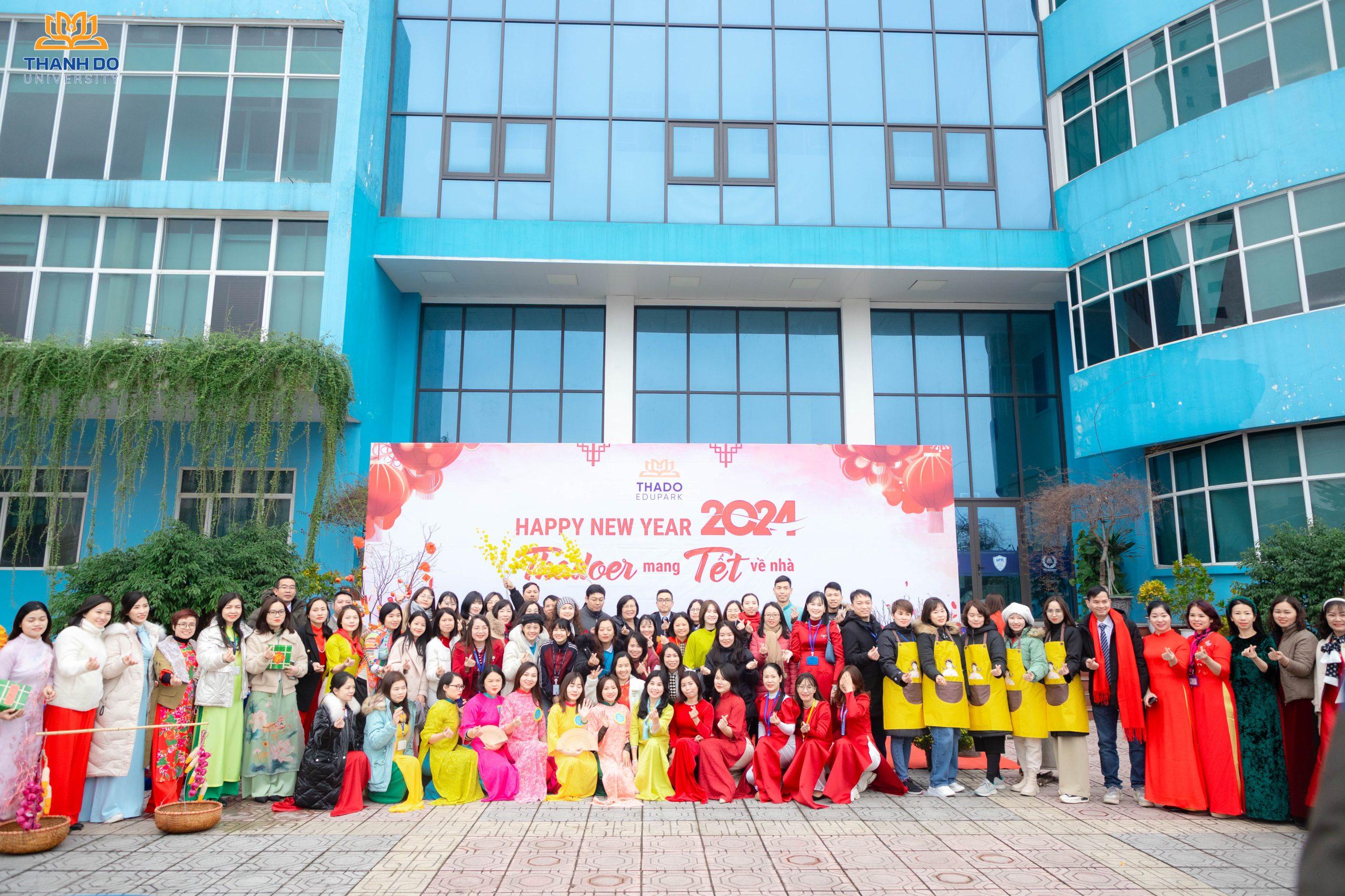 Ý tưởng vẽ tranh gia đình ăn cơm ngày Tết đoàn viên sum vầy bên mâm cỗ truyền thống