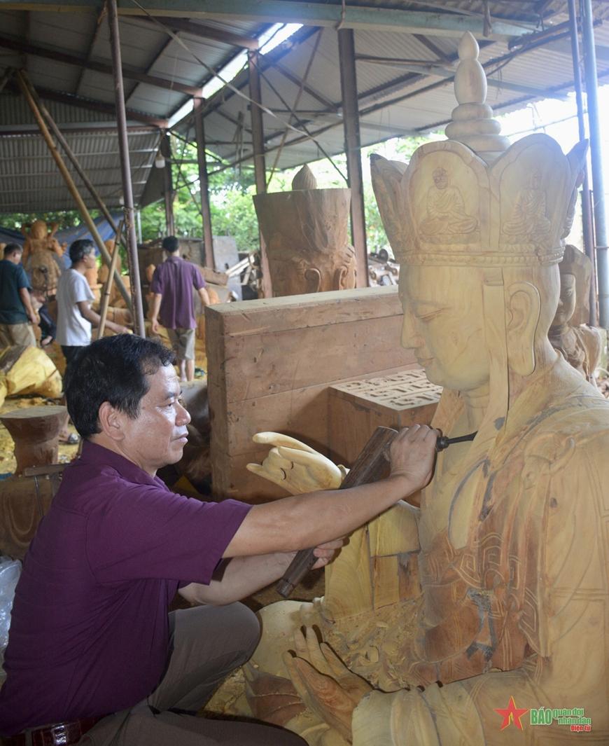 Phác họa ý tưởng vẽ tranh đề tài lao động với người thợ mộc đang tỉ mỉ chạm khắc gỗ
