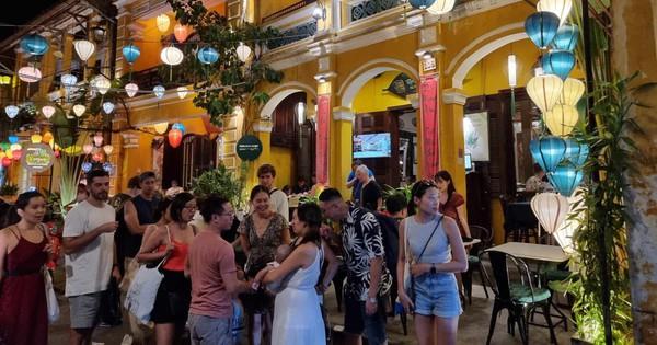 Ý tưởng vẽ tranh lễ hội đua thuyền đẹp cận cảnh vận động viên đang nỗ lực hết mình trên sông nước