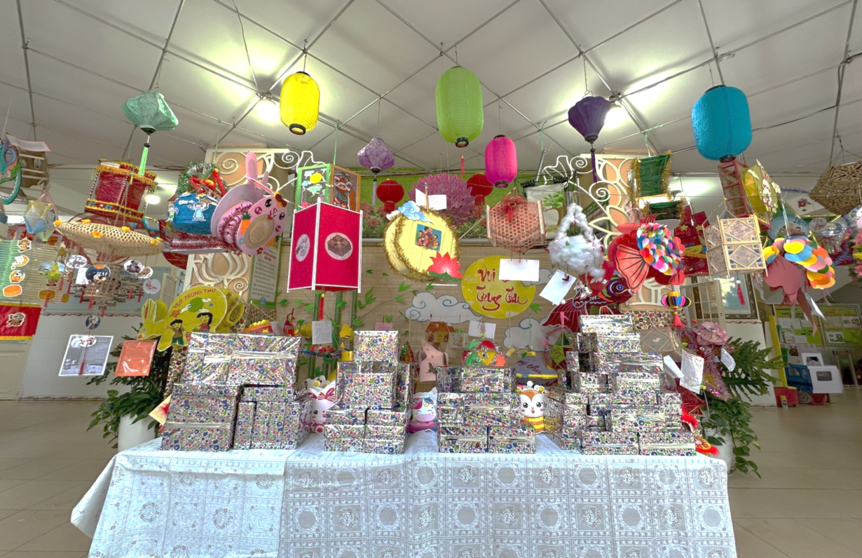 Ý tưởng vẽ tranh lễ hội lớp 9 chủ đề Tết Trung Thu với đèn lồng và múa lân