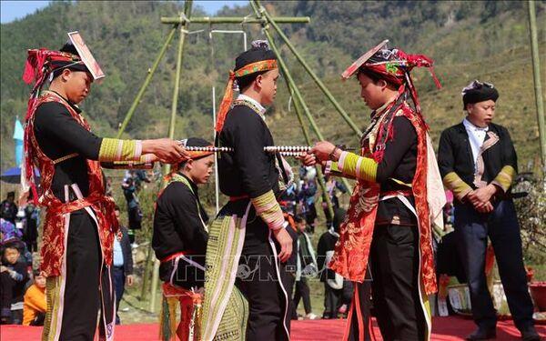 Khám Phá Sức Hút Của Vẽ Tranh Đề Tài Lễ Hội Truyền Thống Ý tưởng vẽ tranh lễ hội múa sạp vùng Tây Bắc với trang phục thổ cẩm đặc trưng