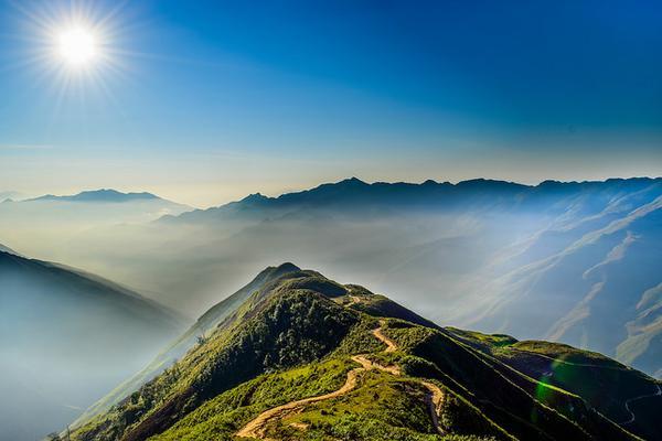 Tranh vẽ đề tài tự do lớp 9 cảnh thiên nhiên núi non hùng vĩ mây trời