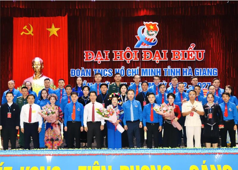 Ý tưởng vẽ tranh mừng đại hội đoàn với hình ảnh huy hiệu đoàn và ngọn đuốc tuổi trẻ đầy khát vọng