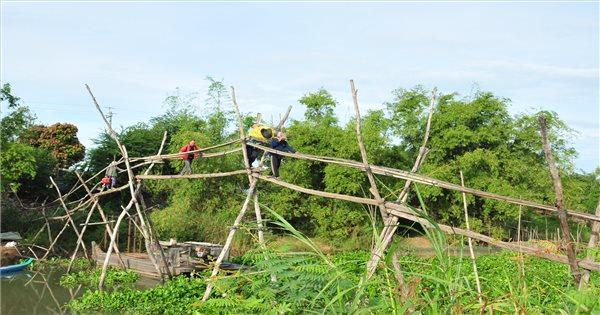 Khám Phá Cách Vẽ Tranh Phong Cảnh Quê Hương Đơn Giản Ý tưởng vẽ tranh phong cảnh quê hương đơn giản bên con sông nhỏ và cây cầu tre thân thuộc