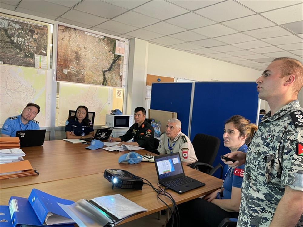 Ý tưởng vẽ tranh phòng cháy chữa cháy sử dụng màu sắc tương phản mạnh giữa lửa và nước làm nổi bật chủ đề