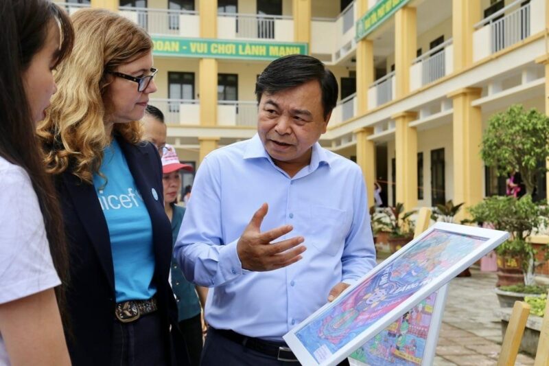Sức Mạnh Của Nét Vẽ Trong Vẽ Tranh Về Phòng Chống Thiên Tai Ý tưởng vẽ tranh về phòng chống thiên tai với hình ảnh người dân chủ động chuẩn bị ứng phó hiệu quả