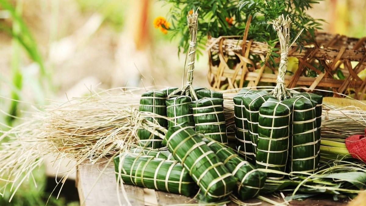 Ý tưởng vẽ tranh sự tích bánh chưng bánh dày với cảnh Lang Liêu và gia đình gói bánh thể hiện sự ấm cúng