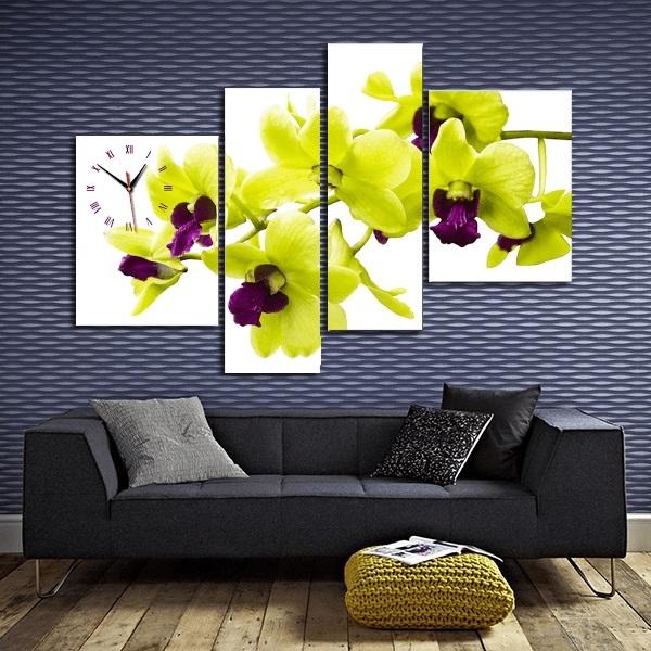 Không gian phòng khách được trang trí bằng tranh vẽ tay đơn giản với chủ đề thiên nhiên