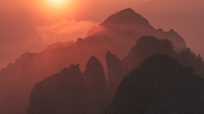 Ảnh 3D bình minh rực rỡ trên đỉnh núi