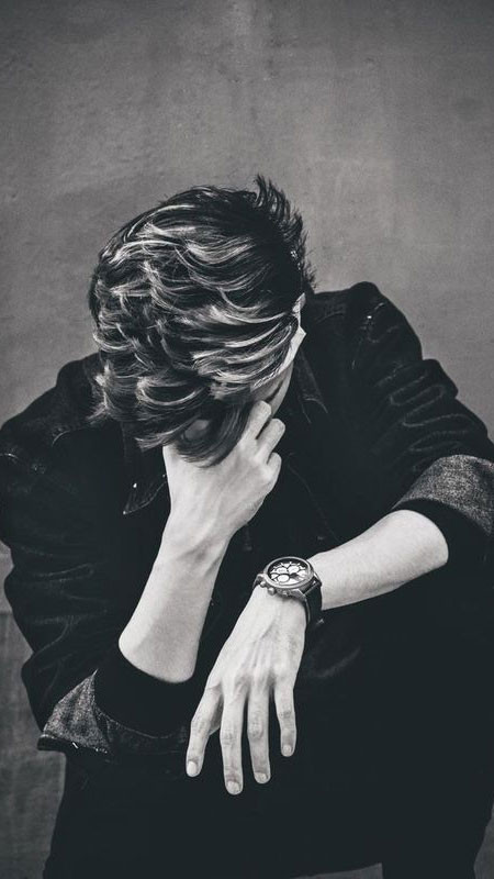 Ảnh avatar nam buồn khóc che mặt