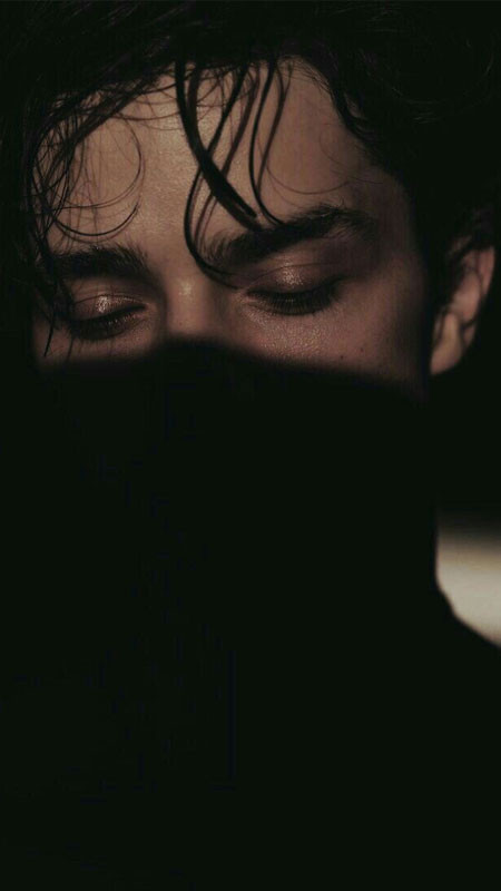 Ảnh avatar nam buồn khóc cúi đầu