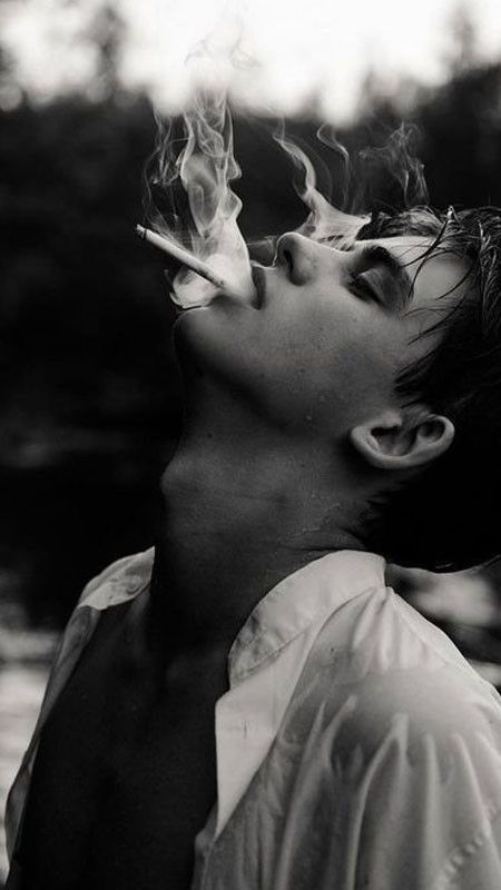 Ảnh avatar nam buồn khóc dưới mưa