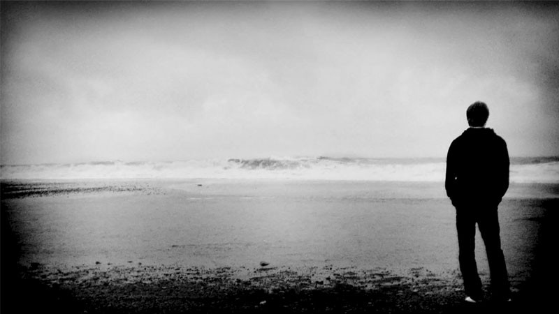 Ảnh avatar nam cô đơn đứng trên cầu nhìn xuống