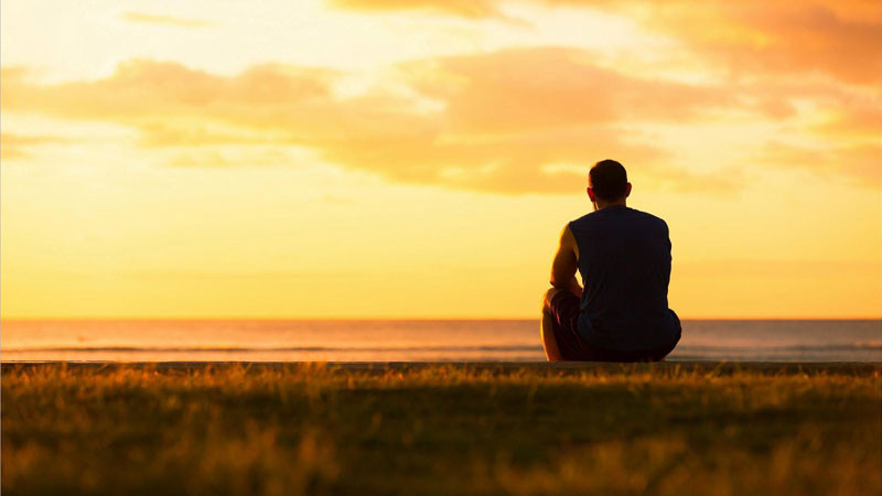 Ảnh avatar nam cô đơn ngồi nhìn ra biển