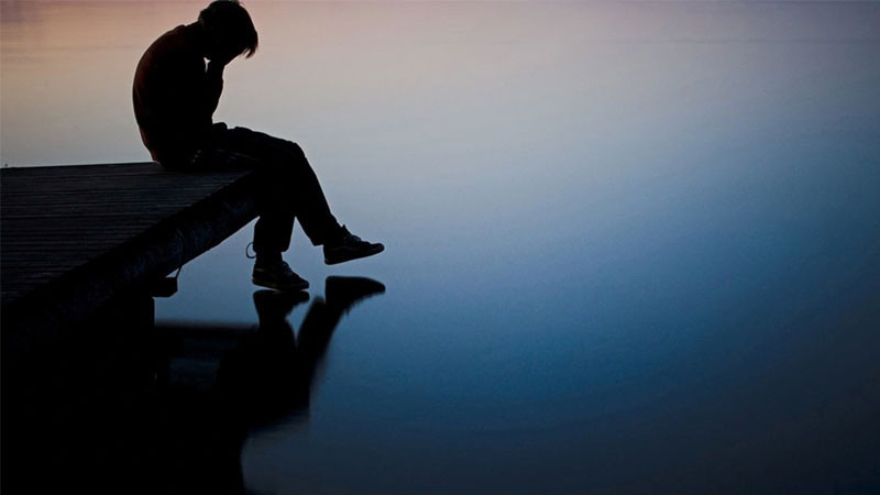 Ảnh avatar nam cô đơn ngồi trên mái nhà