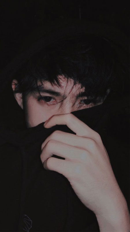 Ảnh avatar nam đen buồn che mặt