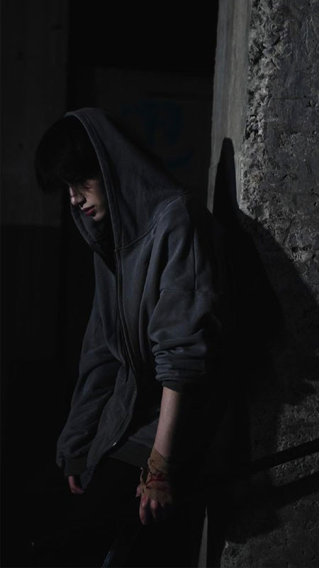 Ảnh avatar nam đen buồn dựa tường