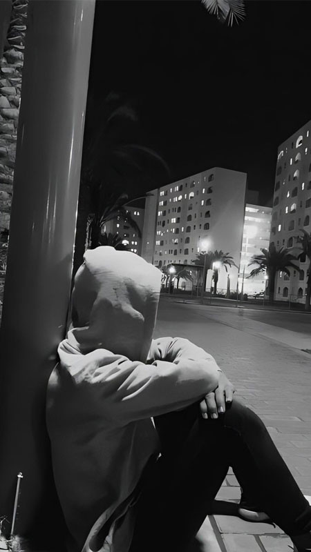 Ảnh avatar nam đen buồn nhìn ra cửa sổ