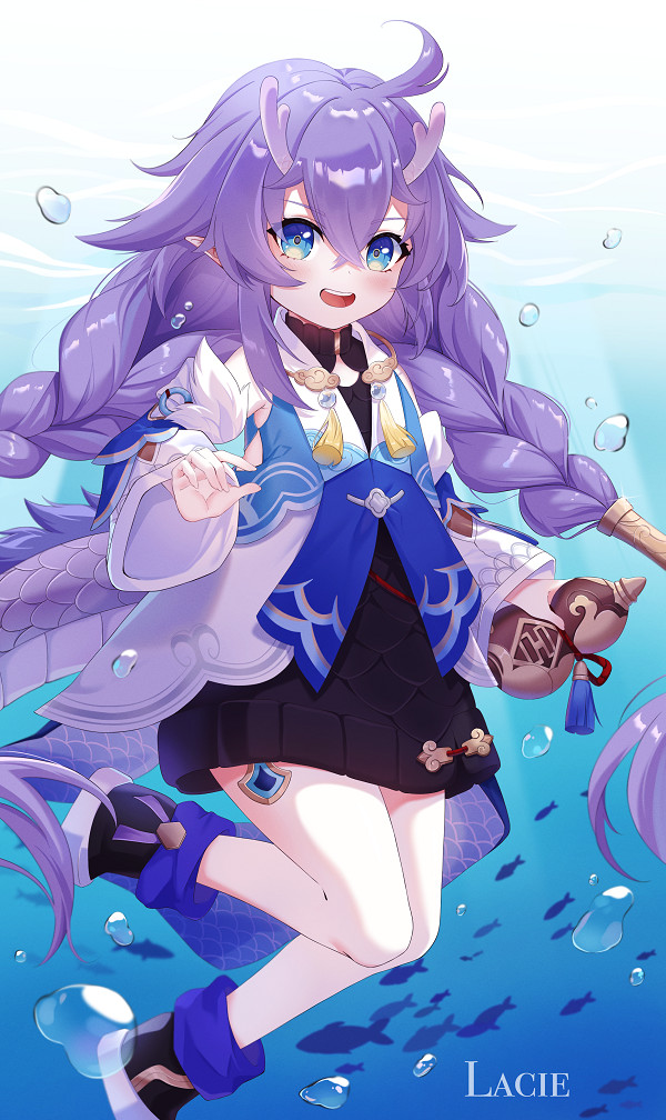 Ảnh Bailu với mái tóc trắng mềm mại bay theo gió