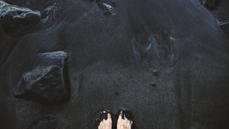 Ảnh bìa đen phong cách Punk với chữ