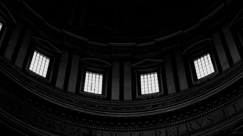 Ảnh bìa đen với biểu tượng Gothic