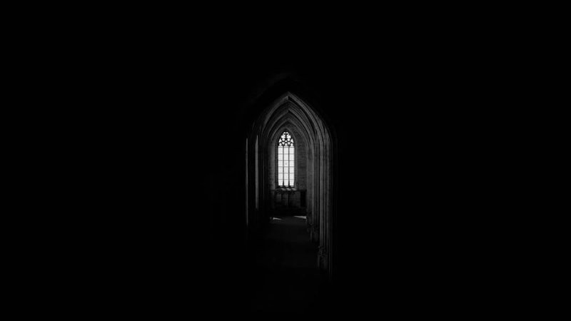 Ảnh bìa đen với cảnh vật u tối