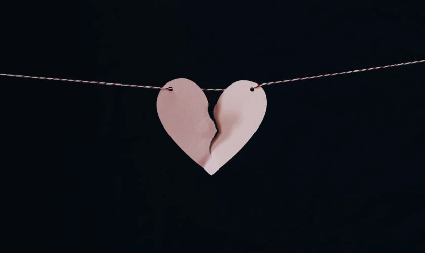 Ảnh bìa Facebook buồn với khung cảnh cô đơn