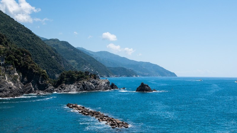 **Ảnh biển** bao la với các đảo đá vôi sừng sững