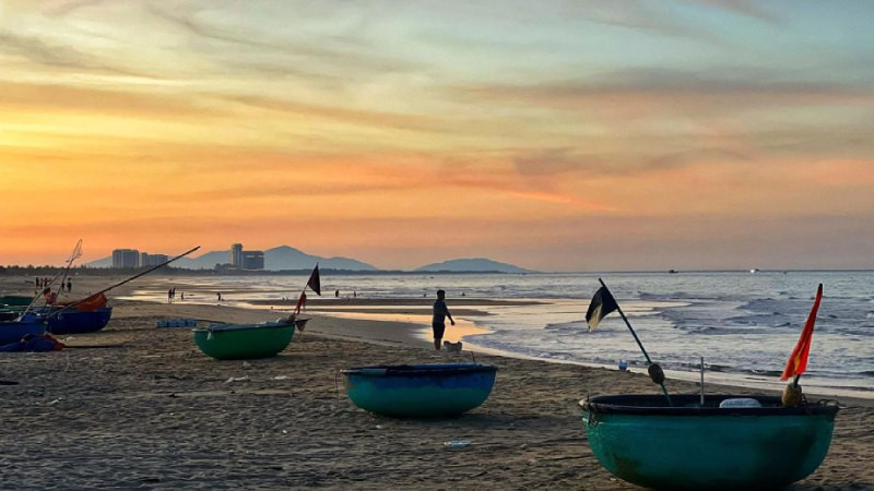 **Ảnh biển** bình minh yên bình với bãi cát vắng