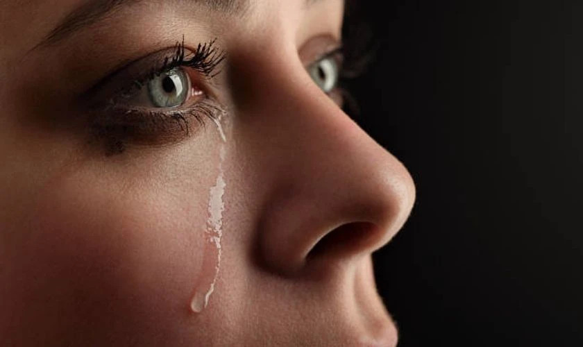 Ảnh buồn khóc xúc động, cô gái rơi lệ với ánh mắt u buồn