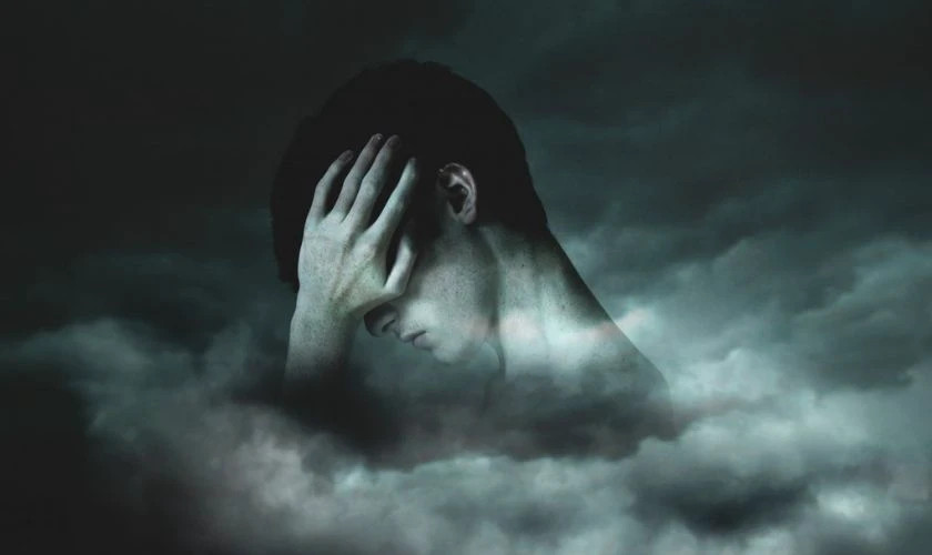 Ảnh buồn rối bời, suy tư, hình ảnh nam nhân ôm đầu với vẻ mặt đầy lo âu