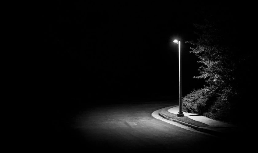 Ảnh buồn tone đen, hình ảnh một người ngồi một mình trong không gian tối tăm