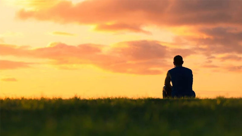 Ảnh buồn về cuộc sống hai người ngồi cạnh nhau nhưng xa cách