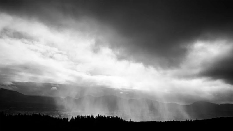 Ảnh cảnh buồn trắng đen với khung cửa sổ cũ kỹ