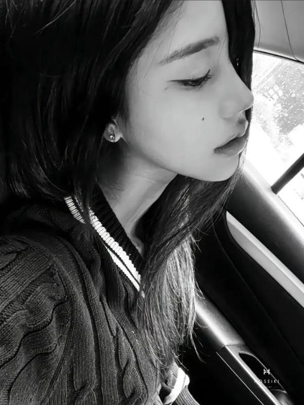 Ảnh chân dung cận mặt với ánh mắt sắc lạnh tạo nên thần thái cuốn hút