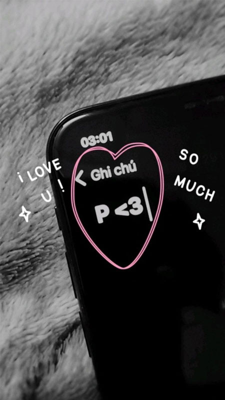 Ảnh chất màu đen: Cành cây khô trên nền trời u ám