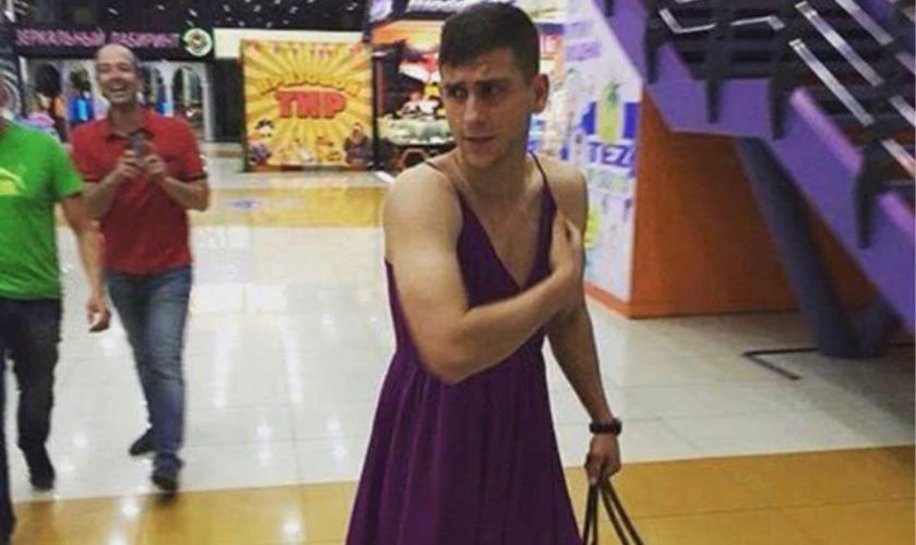 Ảnh chế về việc người đàn ông làm người mẫu bất đắc dĩ theo yêu cầu của vợ