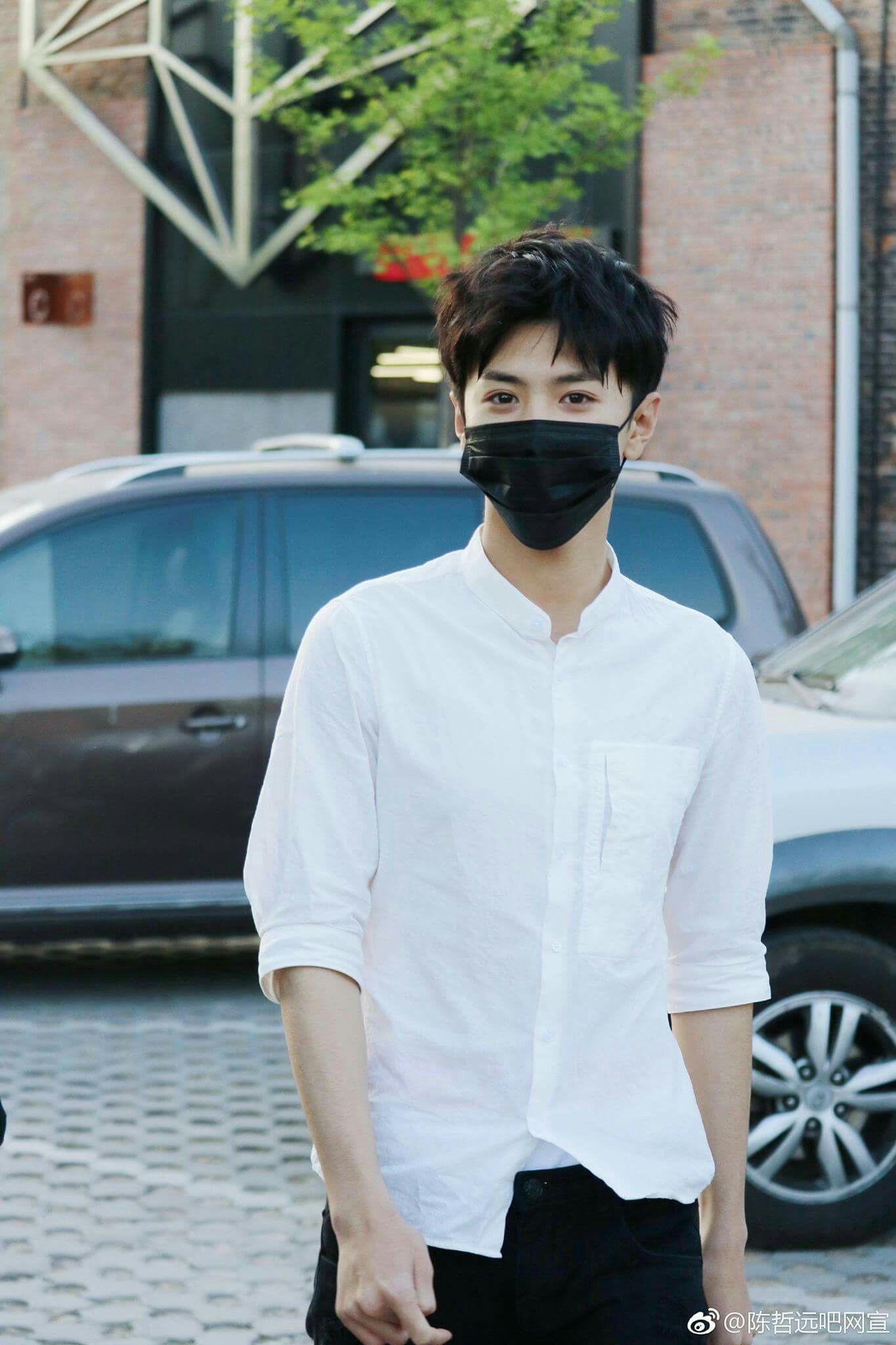 Ảnh chụp chàng trai đeo khẩu trang đen đầy sức hút