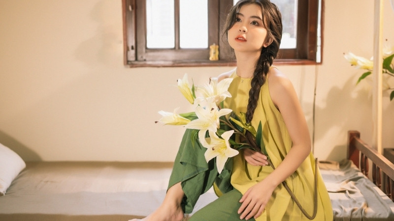 Ảnh chụp cô gái Việt trong trang phục áo yếm truyền thống